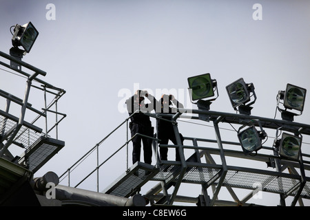 Irische Polizei sind bei der britischen Königin Elizabeth II Besuch im Croke Park gesehen. Stockfoto