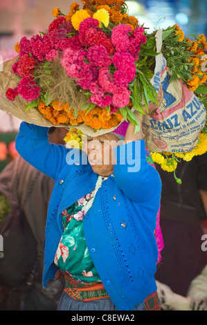 Frau mit Blumen auf Tlacolula Markt Sonntag, Staat Oaxaca, Mexiko Stockfoto