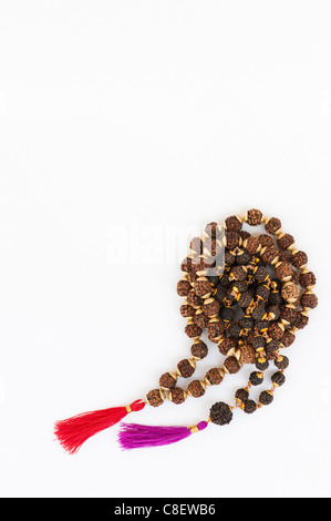 Indische Rudraksha / Japa Mala Gebetskette auf weißer Hintergrund Stockfoto