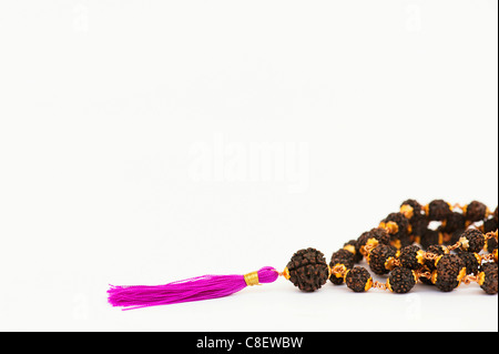 Indische Rudraksha / Japa Mala Gebetskette auf weißer Hintergrund Stockfoto