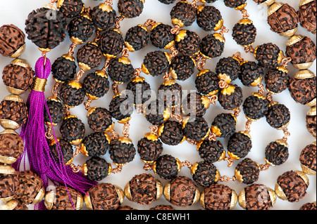 Indische Rudraksha / Japa Mala Gebetskette auf weißer Hintergrund Stockfoto