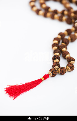 Indische Rudraksha / Japa Mala Gebetskette auf weißer Hintergrund Stockfoto