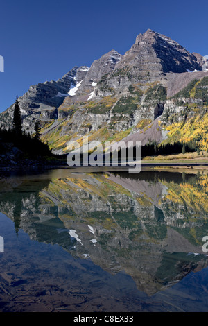 Maroon Bells spiegelt sich in Crater Lake mit Herbstfarben, White River National Forest, Colorado, Vereinigte Staaten von Amerika Stockfoto