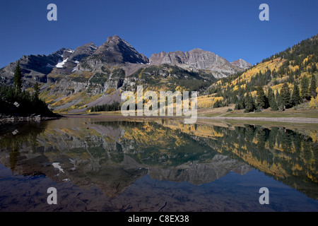 Maroon Bells spiegelt sich in Crater Lake mit Herbstfarben, White River National Forest, Colorado, Vereinigte Staaten von Amerika Stockfoto