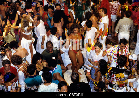 Rio De Janeiro, Brasilien. Karneval; Menschen amüsieren sich am La Scala Ball; Mädchen tanzen auf Tisch im Bikini mit Perlen. Stockfoto