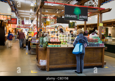 Bio-Obst stand auf Granville Island Public Market, Vancouver, Britisch-Kolumbien, Kanada Stockfoto