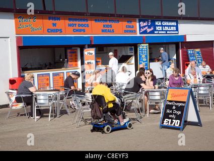 Leute sitzen Außen Cafés Bridlington, Yorkshire, England Stockfoto