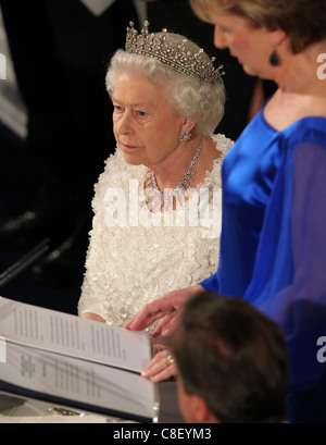 Die britische Königin Elizabeth II. bei einem Zustand-Abendessen in St. Patricks Hall in Dublin Castle in Dublin am 18. Mai 2011. Stockfoto