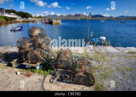 Hummer-Töpfe in Roundstone Hafen, Connemara, County Galway, Connacht, Republik Irland Stockfoto