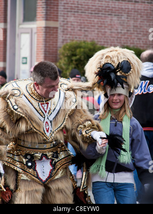 Kukeri marschieren in das Winterfestival parade in New Hope, Pennsylvania Stockfoto