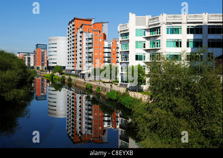 Moderne Büro- und Wohnhäuser neben den Fluss Aire in zentralen Leeds, West Yorkshire, England, Vereinigtes Königreich Stockfoto