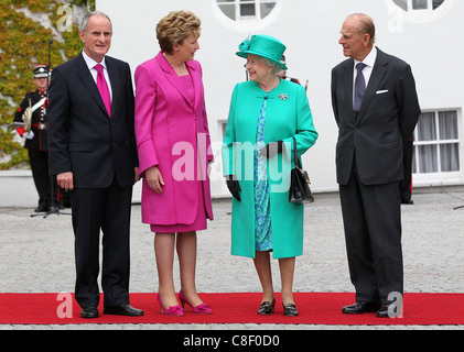 Königin Elizabeth II (2. R) und Prinz Philip, Herzog von Edinburgh (R) werden durch die irische Präsidentin Mary McAleese (2 L) Stockfoto