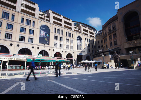 Menschen zu Fuß durch Nelson Mandela Square, Sandton, Johannesburg, Gauteng, Südafrika Stockfoto