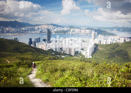 Menschen wandern auf Spuren durch Hügel hinter Quarry Bay, Hong Kong, China Stockfoto