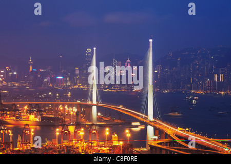 Blick auf Stonecutters Bridge mit Skyline von Hong Kong Island im Hintergrund, Hong Kong, China Stockfoto