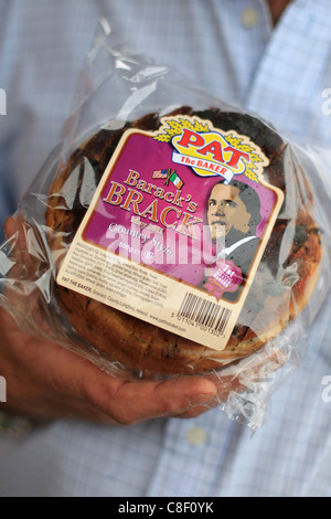 Die Einwohner von Moneygall hält eine "Brack" Brot, benannt nach US-Präsident Barack OBama in Moneygall, Irland. Stockfoto