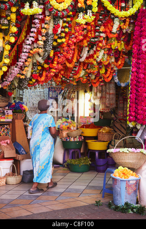 Stall verkaufen bunte Dekorationen an der Victoria Street Market, Durban, KwaZulu-Natal, Südafrika Stockfoto