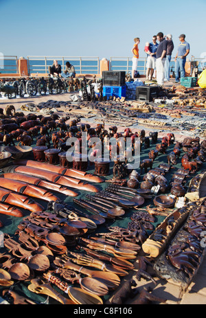 Touristen, die Einkaufsmöglichkeiten für Souvenirs am Strand, Humewood, Port Elizabeth, Eastern Cape, Südafrika Stockfoto