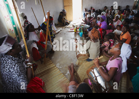 Menschen, die Anbetung im Village Heilung Zeremonie, Eshowe, Zululand, KwaZulu-Natal, Südafrika Stockfoto