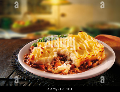 Der traditionelle Shpeherd potato Pie, gekocht und auf einem weißen Teller auf einem Tisch in der Küche serviert, im Ofen garen Lammhackfleisch und Kartoffelpüree, Stockfoto