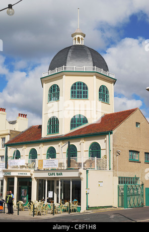 Art-Deco-Stil Kuppelkino am Strand von Worthing. West Sussex. England Stockfoto