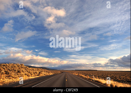 Einsame, lange Straße, gerade, Autobahn, Ost-Oregon, Oregon Outback, High Desert, Oregon, USA, USA, Amerika, Stockfoto