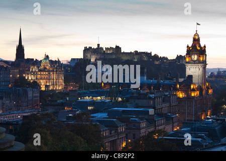 Stadtbild bei Sonnenuntergang mit Blick auf Edinburgh Castle, Edinburgh, Schottland, Vereinigtes Königreich Stockfoto