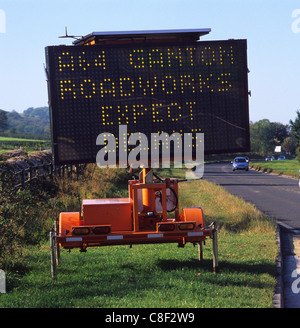 am Straßenrand elektronisches Warnsignal für Baustellen und Verzögerungen auf Straße vor uns in der Nähe von Ganton Scarborough North Yorkshire UK Stockfoto