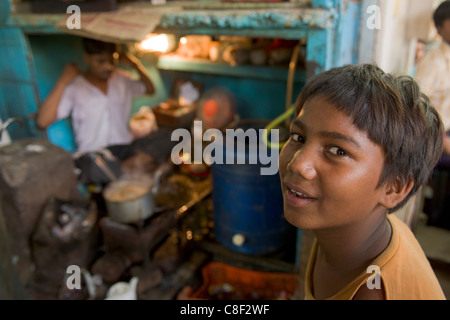 Junge Junge arbeitet an einem Tee-Stand in einer Gasse Khari Baoli Straße, (Markt Gewürzbasar aus Chandni Chowk), Alt-Delhi, Indien Stockfoto