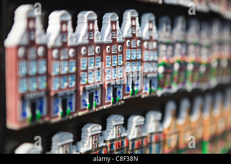 Souvenir-Kühlschrank-Magnete in Form von Amsterdams holländischen Giebelhäusern, Amsterdam, Niederlande Stockfoto