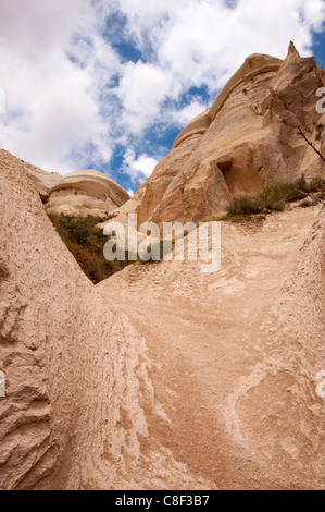 Blickte zu Felsformationen in der Nähe von Göreme, Kappadokien, Türkei Stockfoto