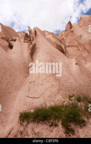 Blickte zu Felsformationen in der Nähe von Göreme, Kappadokien, Türkei Stockfoto