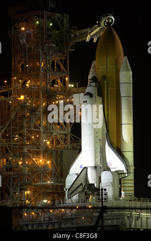 Space Shuttle Discovery sitzt auf dem Launchpad in der Nacht vor dem Start Stockfoto