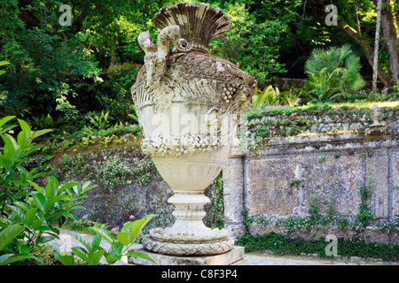 Gärten, Quinta da Regaleira, Sintra, Stein Urn geschnitzt mit Ram es Kopf und Trauben Stockfoto