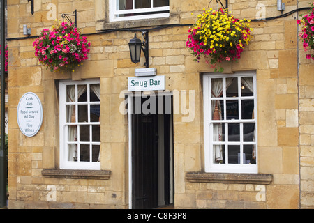 Gemütliche Bar im White Hart Royal Hotel, High Street, Moreton in Marsh in den Cotswolds, Gloucestershire, Großbritannien im Juli Stockfoto