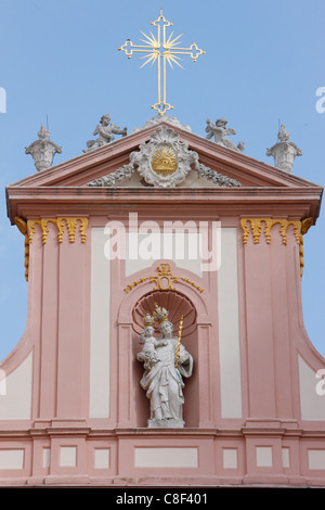 Katholische Kreuz und Statue der Jungfrau Maria, Gottweig Benediktiner Abtei, Gottweig, Niederösterreich, Österreich Stockfoto