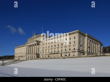 Stormont Parlamentsgebäude im Schnee in Belfast, Nordirland Stockfoto