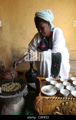 Äthiopischer Kaffee-Zeremonie, Lalibela, Wollo, Äthiopien Stockfoto