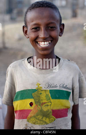 Lalibela junge trägt ein T-shirt, Lalibela, Haile Selassie Wollo, Äthiopien Stockfoto