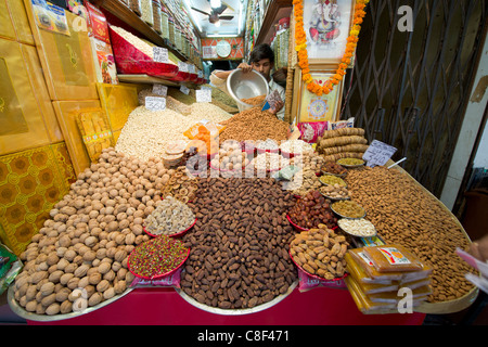 Stall, Verkauf von Nüssen und Termine, Spice Market, Khari Baoli Straße (Gewürzbasar Markt aus Chandni Chowk), Alt-Delhi, Indien Stockfoto