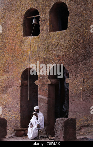 Priester, die Bibel in Bet Maryam Kirchhof, UNESCO-Weltkulturerbe, Lalibela, Wollo, Äthiopien Stockfoto