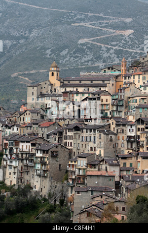 Blick auf Saorge Dorf in La Roya-Tal, Alpes Maritimes, Provence, Frankreich Stockfoto