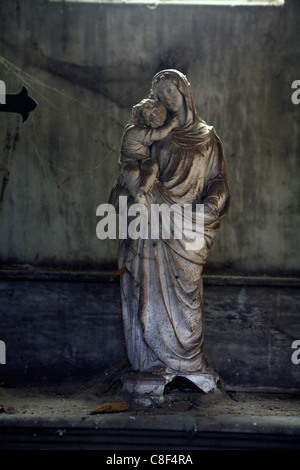 alte Statue der Madonna & Kind Jesuskind, mit Cob Stege im Inneren eine Krypta Pere Lachaise Friedhof Paris Frankreich Stockfoto
