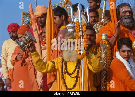 Anhänger der Niranjani Akhara mit Dreizack in einer Prozession auf Basant Panchmi Baden Tag, Maha Kumbh Mela 2001, Allahabad, Uttar Pradesh, Indien Stockfoto