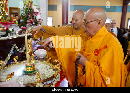 Thich Minh Tam feiert Wesak Tag im Khanh Anh-Tempel, Evry, Essonne, Ile-de-France, Frankreich Stockfoto