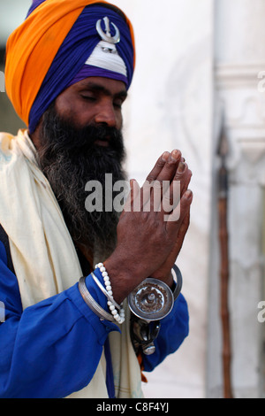 Sikh Soldaten beten in Gurdwara Bangla Sahib, New Delhi, Indien Stockfoto