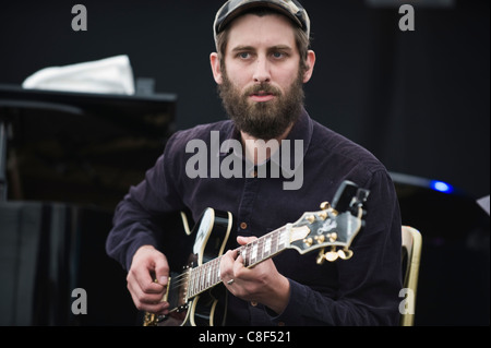 Gitarrist mit Nostalgie 77 spielen auf der Bühne Brecon Jazz Festival 2011 Stockfoto