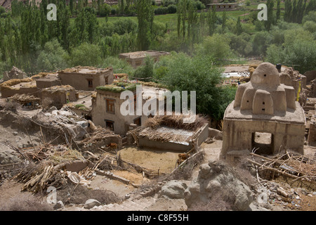 Kleines Dorf am Fuße des Basgo Gompa, Basgo, (Ladakh) Jammu & Kaschmir, Indien Stockfoto