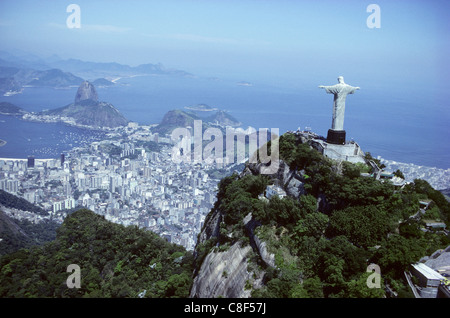Rio De Janeiro, Brasilien. Christus-Statue, Luftaufnahmen mit der Zuckerhut und die Guanabara-Bucht hinter erschossen. Corcovado Berg. Stockfoto
