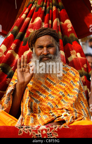 Sadhu-Prozession in Haridwar Kumbh Mela in Haridwar, Uttarakhand, Indien Stockfoto